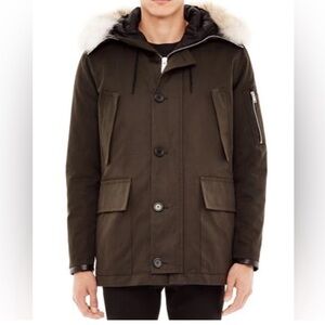 MEN’S KHAKI GREEN WINTER PARKA POLAR COAT W/‎ LEATHER TRIM & COYOTE FUR HOOD
